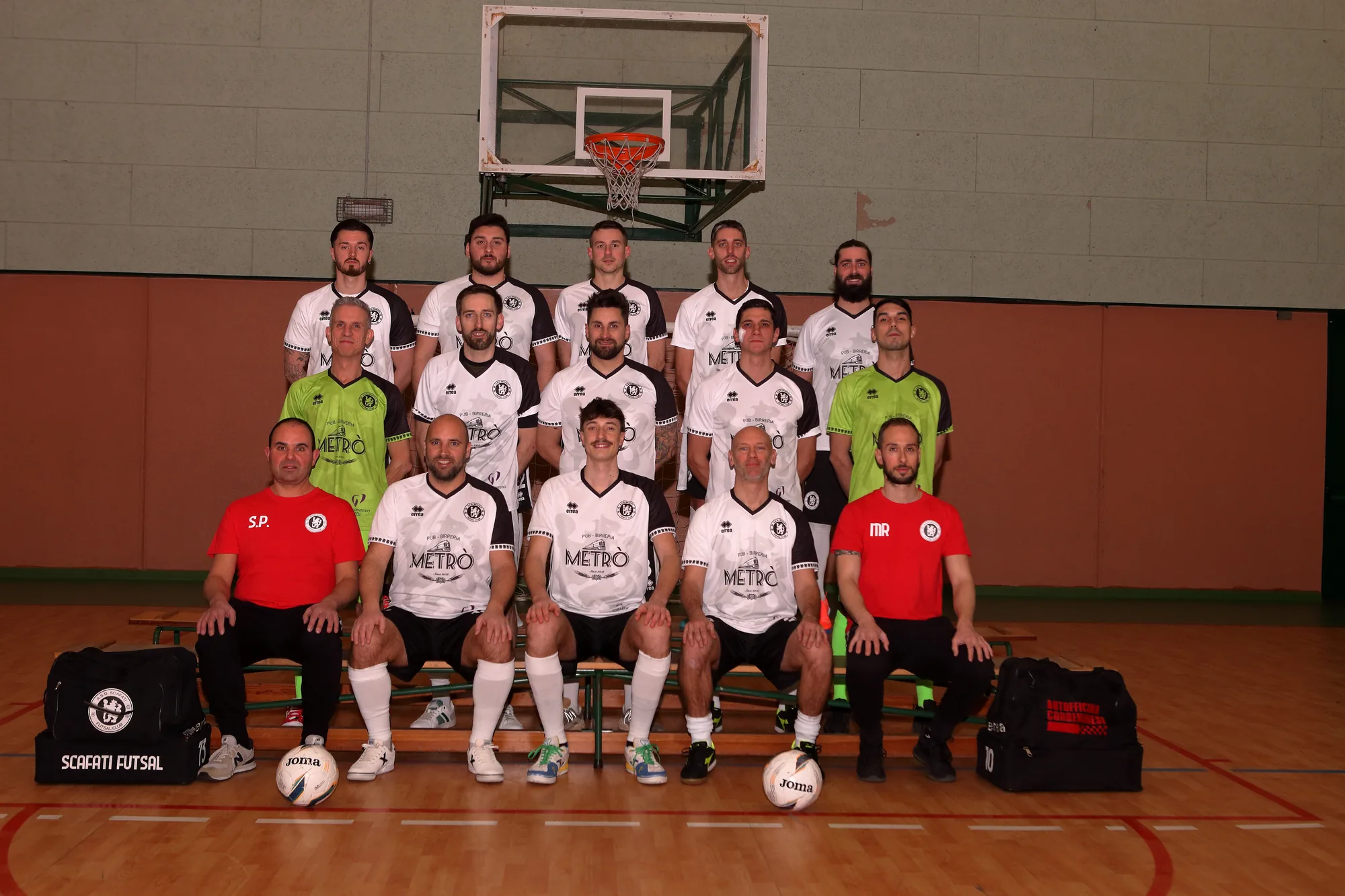 Foto ufficiale di squadra in maglia bianca — Scafati Futsal Club, stagione 2024-25